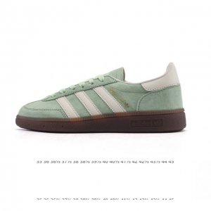 性价比版本 阿迪达斯 Adidas Handball Spezial 低帮三叶草学院风复古休闲板鞋 德训鞋 橡胶底柔软皮革经典运动鞋板鞋。圆头、缝合拼接设计、正