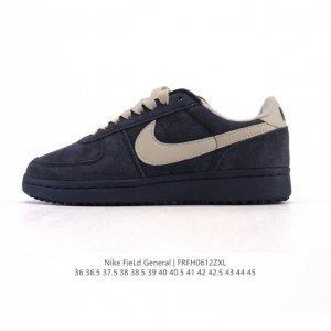 耐克烽火Nike Field General 82 Sp 低帮复古篮球鞋 这款专为烤架战士设计的运动鞋采用 1982 年经典的白 红 黑配色，采用皮革和弹道尼龙