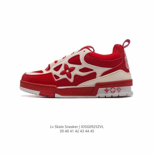 公司级 Lv Skate Sneaker 路易威登 男士运动板鞋于 2024 秋冬秀场初次亮相，此次以粒面牛皮革焕新呈现。加垫鞋领和鞋舌援引滑板鞋设计，科技鞋带