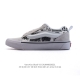 140 万斯 Vans Knu-Skool Vr3 Lx 面包鞋皮革鞋面。坎普尔·茱利安系列低帮复古硫化休闲运动板鞋“肥胖版大Logo”要说整个2023年最为热