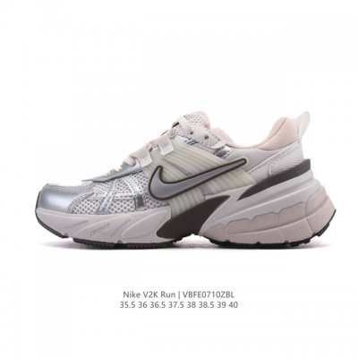 公司级 Nike 耐克 V2K Run 减震防滑 复古低帮运动跑步鞋 超火复古跑鞋，采用太空革组合呼吸网眼布鞋面材质，搭载正确4层组合底模，嵌入Tpu加固稳定模