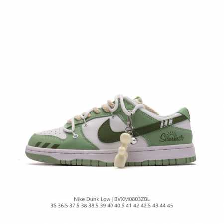 耐克 Nike Dunk Low Retro 运动鞋复古板鞋 双鞋带 解构绑带 含挂饰，作为 80 年代经典篮球鞋款，起初专为硬木球场打造，后来成为席卷街头的时 - 点击图像关闭