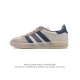 阿迪达斯 Adidas Originals Gazelle Indoor 复古三叶草防滑透明橡胶板鞋经典运动鞋。这款经典鞋,忠于原版设计,缀撞色三条纹和鞋跟饰片
