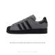阿迪达斯 ADIDAS SUPERSTAR 三叶草经典贝壳头系列 新款休闲板鞋潮流男女士运动鞋 。鞋面柔软皮革材质 标志性的贝壳鞋头，锯齿三条纹，简约的线条。就
