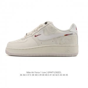 耐克 Nike Air Force 1 '07 Low 空军一号含气垫 低帮百搭厚底增高休闲运动板鞋。柔软、弹性十足的缓震性能和出色的中底设计，横跨复古与现代的