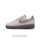 耐克 Nike Air Force 1 '07 Low 空军一号含气垫 低帮百搭厚底增高休闲运动板鞋。柔软、弹性十足的缓震性能和出色的中底设计，横跨复古与现代的