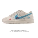特价 耐克 Nike Sb Dunk Low Pro 男女款运动鞋复古板鞋。采用柔软皮革鞋面，经久耐穿，塑就如元年款 Dunk 般的复古质感。鞋头透气孔，搭配鞋