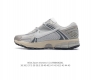 Nike 耐克夏季 Zoom Vomero 5 运动鞋休闲训练跑步鞋。Nike Zoom Vomero 5 男女子运动鞋妥帖包覆足部，提供透气支撑效果。耐穿材料