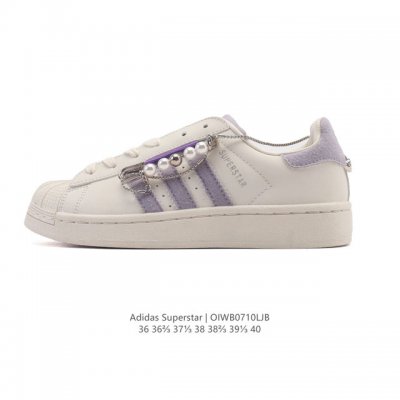 阿迪达斯 Adidas Superstar 2025年新款鞋子 蛇年新款经典贝壳头系列 新款休闲板鞋潮流女士运动鞋 。鞋面柔软皮革拼接材质 标志性的贝壳鞋头，简