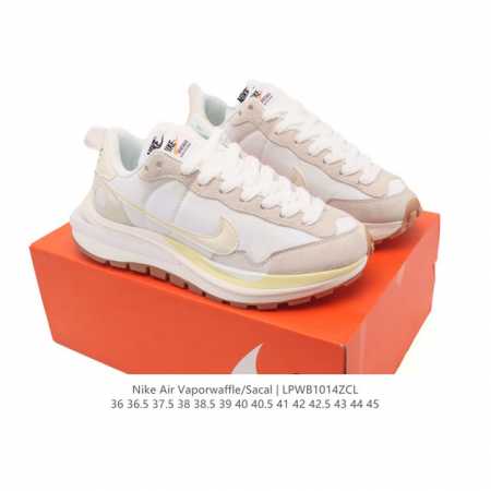 耐克 Sacai X Nike Vaporwaffle 华夫三代3.0 走秀重磅联名款运动鞋 。鞋款由Pegasus与Vaporfly两款鞋型的设计元素共同构建 - 点击图像关闭