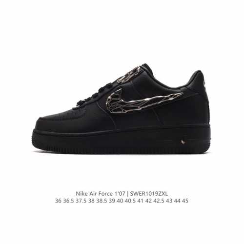 耐克 Nike Air Force 1 '07 Low 空军一号含气垫 低帮百搭厚底增高休闲运动板鞋。柔软、弹性十足的缓震性能和出色的中底设计，横跨复古与现代的