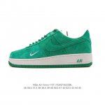 耐克 Nike Air Force 1 '07 Low 空军一号含气垫 低帮 百搭厚底增高休闲运动板鞋。柔软、弹性十足的缓震性能和出色的中底设计，横跨复古与现代