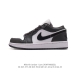 真标 耐克 乔丹air Jordan 1 Low Aj1 乔1 乔丹1代aj1 低帮复古文化休闲运动篮球鞋。从1985 年面世的元年款汲取设计灵感，采用简洁大方