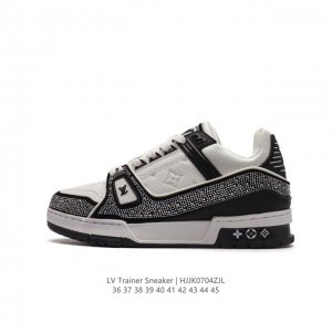 路易威登 满钻 Louis Vuitton LV路易威登板鞋 时尚运动鞋 潮厚底增高休闲鞋。舒适防滑底和百搭性霸屏整个时尚娱乐圈，细节调整完美主义！致TPR光泽