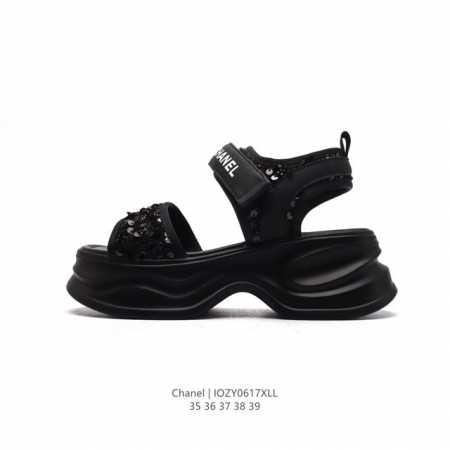 Chanel 香奈儿 Logo 厚底增高休闲凉鞋 众多明星网红上脚 鞋面采用防水tpu材质 扣饰经过防氧化防腐蚀处理 原版大扣 并非市场上的烤漆掉色便宜扣饰 大 - 点击图像关闭