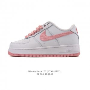 耐克 Nike Air Force 1 '07 Low 空军一号含气垫 低帮小白鞋 百搭厚底增高休闲运动板鞋。柔软、弹性十足的缓震性能和出色的中底设计，横跨复古