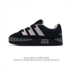 阿迪达斯 Adidas Adimatic 马蒂奇系列低帮复古鲨鱼面包鞋运动休闲滑板板鞋。整个鞋面由牛皮革制成，搭配品牌标志性大尺寸三条纹 Logo，超宽鞋带作为