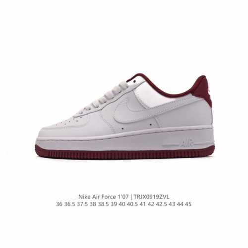 耐克 Nike Air Force 1 '07 Low 空军一号含气垫 低帮百搭厚底增高休闲运动板鞋。柔软、弹性十足的缓震性能和出色的中底设计，横跨复古与现代的