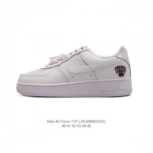 耐克 Nike Air Force 1 '07 Low 空军一号含气垫 低帮百搭厚底增高休闲运动板鞋。柔软、弹性十足的缓震性能和出色的中底设计，横跨复古与现代的