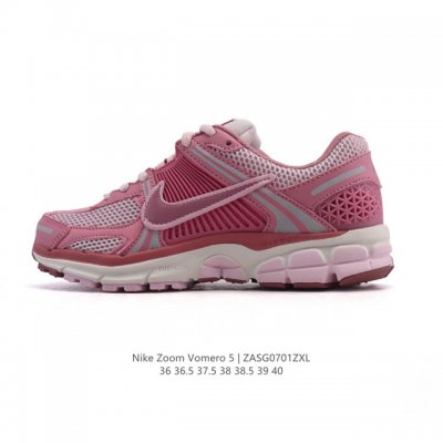 Nike 耐克夏季 Zoom Vomero 5 运动鞋休闲训练跑步鞋。Nike Zoom Vomero 5 女子运动鞋妥帖包覆足部，提供透气支撑效果。耐穿材料组