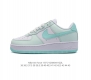 耐克 Nike Air Force 1 '07 Low 空军一号含气垫 低帮百搭厚底增高休闲运动板鞋。柔软、弹性十足的缓震性能和出色的中底设计，横跨复古与现代的