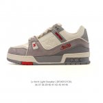 公司级 Lv Skate Sneaker 路易威登 2026年新款运动板鞋 蛇年限定 春夏秀场初次亮相，此次以粒面牛皮革焕新呈现。加垫鞋领和鞋舌援引滑板鞋设计，