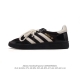阿迪达斯 Adidas Handball Spezial 低帮三叶草学院风复古休闲板鞋 德训鞋 橡胶底柔软皮革经典运动鞋板鞋。圆头、缝合拼接设计、正面绑带、鞋舌