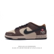 耐克 Nike Dunk Low 运动鞋复古板鞋 解构绑带 双鞋带，尽情迈步，彰显个性风采。采用皮革鞋面，经久耐穿，塑就如元年款 Dunk 般的复古质感。鞋头透