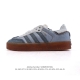 140 Adidas/阿迪达斯 男女同款运动鞋 三叶草Samba Velentine 休闲鞋 德训鞋 复古板鞋经典运动鞋。一款阿迪达斯的Samba面包鞋，该鞋具