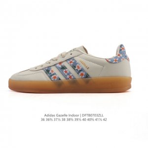 阿迪达斯 Adidas Originals Gazelle Indoor复古三叶草防滑透明橡胶板鞋经典运动鞋。这款经典鞋,忠于原版设计,缀撞色三条纹和鞋跟饰片。