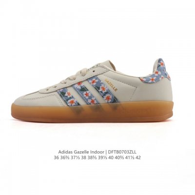 阿迪达斯 Adidas Originals Gazelle Indoor复古三叶草防滑透明橡胶板鞋经典运动鞋。这款经典鞋,忠于原版设计,缀撞色三条纹和鞋跟饰片。