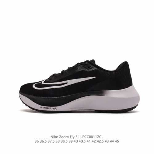 耐克 Nike Zoom Fly 5 Prm 不可战胜系列轻量飞织低帮休闲运动慢跑鞋 此鞋专为短跑运动员而生，是为 5 至 10 公里距离的赛事和训练打造。整体