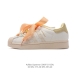 阿迪达斯 新款女鞋 Adidas Superstar 三叶草 经典贝壳头系列 解构绑带 双鞋带 新款休闲板鞋潮流运动鞋 。鞋面柔软皮革材质 标志性的贝壳鞋头，锯