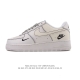 耐克 Nike Air Force 1 '07 Low 空军一号含气垫 低帮百搭厚底增高休闲运动板鞋。柔软、弹性十足的缓震性能和出色的中底设计，横跨复古与现代的