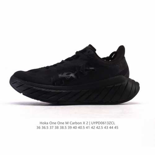 新品 Hoka Carbon X2公路跑步鞋卡奔X2竞速碳板减震网面跑鞋男女运动鞋 厚底增高老爹鞋。整体像一艘弯弯的小船，前“凸”后“翘”，踩上去有没有要滚动的