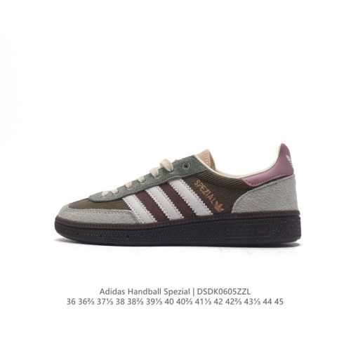 真标 阿迪达斯 Adidas Handball Spezial 三叶草学院风复古休闲板鞋 德训鞋 橡胶底柔软皮革经典运动鞋板鞋。圆头、缝合拼接设计、正面绑带、鞋