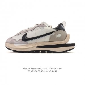 耐克 Sacai X Nike Vaporwaffle 华夫三代3.0 走秀重磅联名款运动鞋 。鞋款由pegasus与Vaporfly两款鞋型的设计元素共同构建