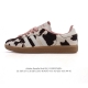 阿迪达斯 Adidas Originals Gazelle Indoor复古三叶草 奶牛印花毛绒织物鞋面 防滑透明橡胶板鞋经典运动鞋。这款经典鞋,忠于原版设计,
