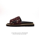 LV 拖鞋系列 LOUIS VUITTON 沙滩休闲拖鞋 Louis Vuitton Lv 路易威登 潮流经典印花 一字拖鞋延续经典 上脚舒适性极好 鞋轻不跑脚