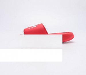 斯图西联名款stussy X Nike Benassi 拖鞋 一字拖男女凉拖鞋沙滩鞋 一直广受青睐的nike Sportswear 主打单品搭载了独具特色的鞋款