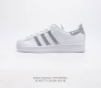 公司级头层皮 阿迪达斯 Adidas Superstar 三叶草经典贝壳头系列 新款休闲板鞋潮流女士运动鞋 鞋面柔软皮革材质 标志性的贝壳鞋头 锯齿三条纹 简约