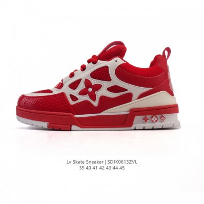 公司级 Lv Skate Sneaker 路易威登 2025年新款运动板鞋 闪钻 蛇年限定 春夏秀场初次亮相，此次以粒面牛皮革焕新呈现。加垫鞋领和鞋舌援引滑板鞋