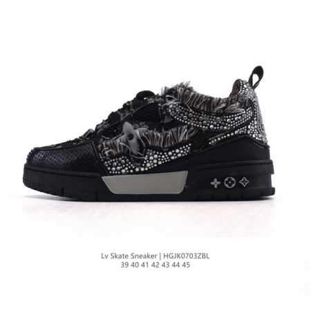 公司级 Lv Skate Sneaker 路易威登 男士闪亮钻石鞋面运动板鞋 2025年新款 秋冬秀场初次亮相，此次以粒面牛皮革焕新呈现。加垫鞋领和鞋舌援引滑板 - 点击图像关闭