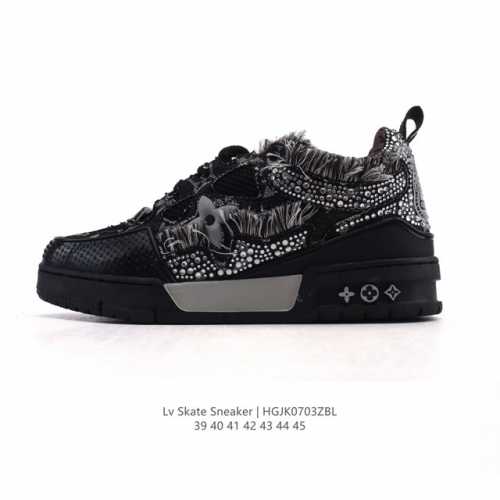 公司级 Lv Skate Sneaker 路易威登 男士闪亮钻石鞋面运动板鞋 2025年新款 秋冬秀场初次亮相，此次以粒面牛皮革焕新呈现。加垫鞋领和鞋舌援引滑板