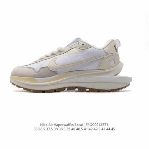 耐克 Sacai X Nike Vaporwaffle 华夫三代3.0 走秀重磅联名款厚底增高运动鞋 。鞋款由Pegasus与Vaporfly两款鞋型的设计元素
