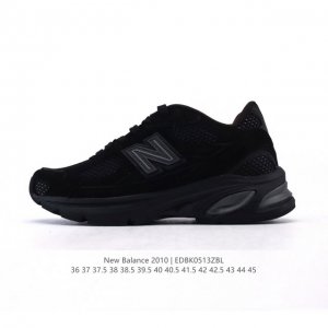 公司级 新百伦 New Balance2010秋冬英产做旧鞋款运动鞋 厚底增高老爹鞋。此复刻经典鞋款，加入当下大热的户外元素，以曾经篮球鞋款型式样加以打造鞋款造