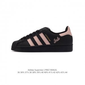 阿迪达斯 Adidas Superstar 三叶草经典贝壳头系列 新款休闲板鞋潮流男女士运动鞋 。鞋面柔软皮革材质 标志性的贝壳鞋头，锯齿三条纹，简约的线条。就