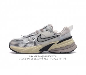 Nike 耐克 V2K Run 减震防滑 复古低帮跑步鞋 超火复古跑鞋，采用太空革组合呼吸网眼布鞋面材质，搭载正确4层组合底模，嵌入tpu加固稳定模块,双层md