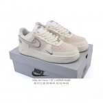 耐克 Nike Air Force 1 '07 Low 空军一号含气垫 低帮百搭厚底增高 小白鞋 休闲运动板鞋。柔软、弹性十足的缓震性能和出色的中底设计，横跨复