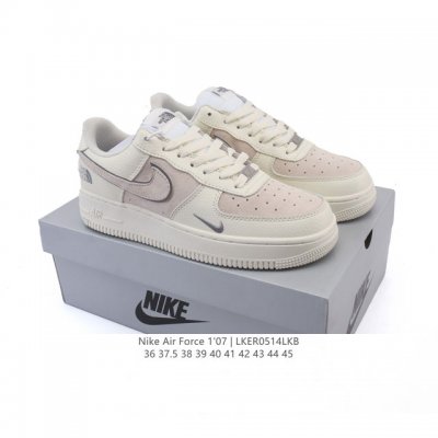 耐克 Nike Air Force 1 '07 Low 空军一号含气垫 低帮百搭厚底增高 小白鞋 休闲运动板鞋。柔软、弹性十足的缓震性能和出色的中底设计，横跨复